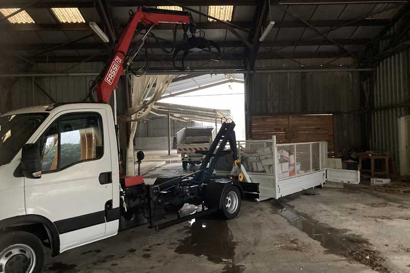 Camion-grue de petit gabarit pour levage et transport